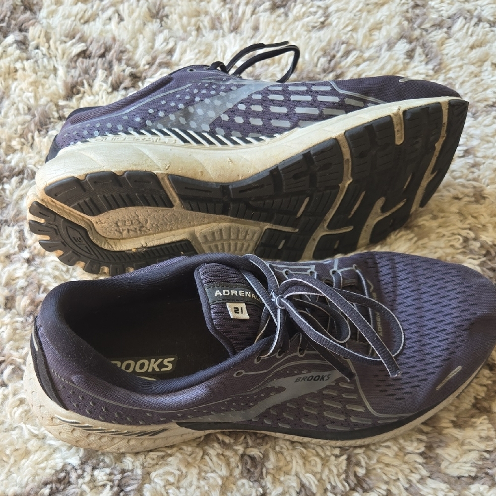 Brooks Men's Adrenaline Athletic Shoes - Dark Blue and White